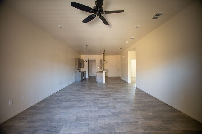Building Photo - Amazing 3 Bedroom Townhome With 2 Car Garage