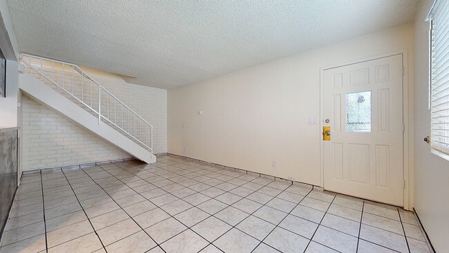 Building Photo - 1125 W Calle del Sol
