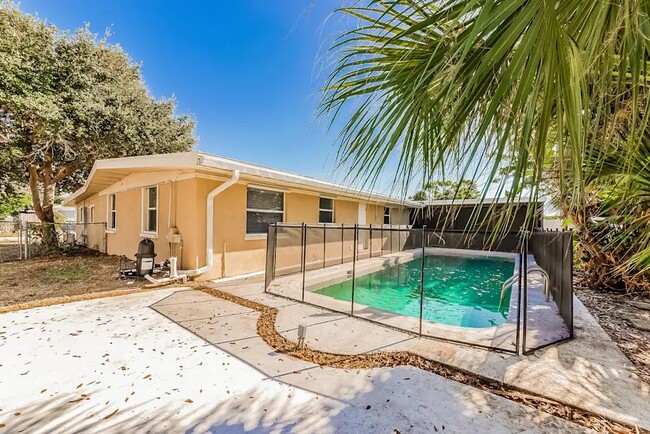 Foto del edificio - 6126 Nutmeg Ave