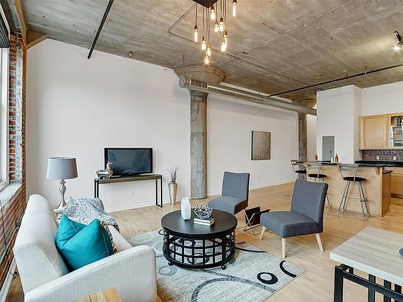 Building Photo - "Chic Urban Living: Spacious 2-Bedroom Ret...
