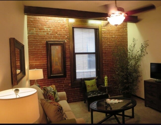 Foto del edificio - 618 E Douglas Ave