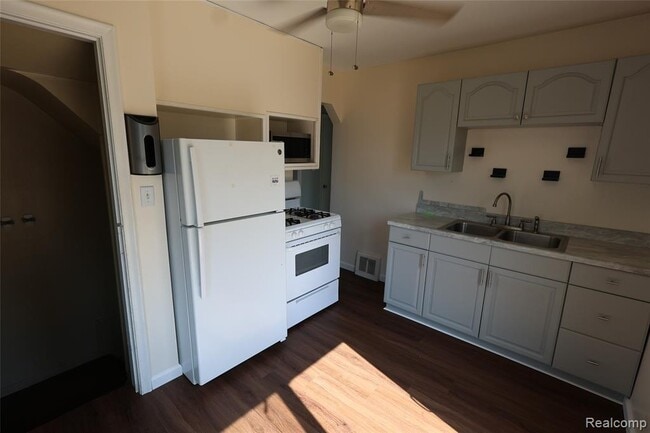Building Photo - 27226 Lawnwood St