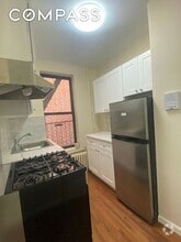 Building Photo - 270 E 78th St