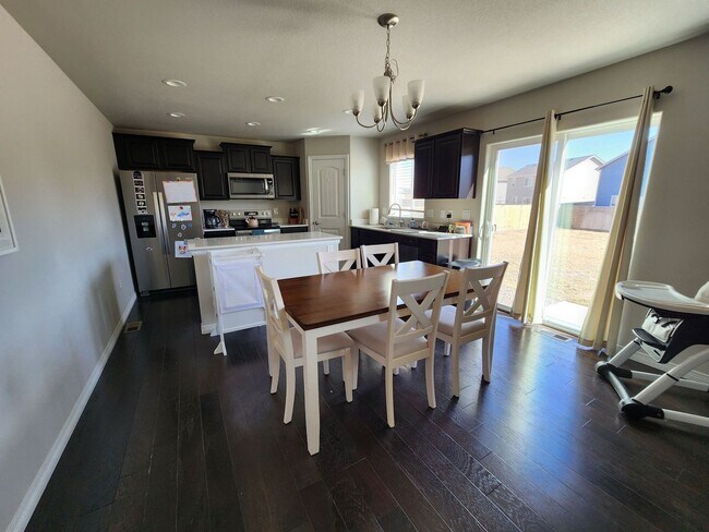 Foto del edificio - Beautiful 4-Bedroom Home in Lorson Ranch –...