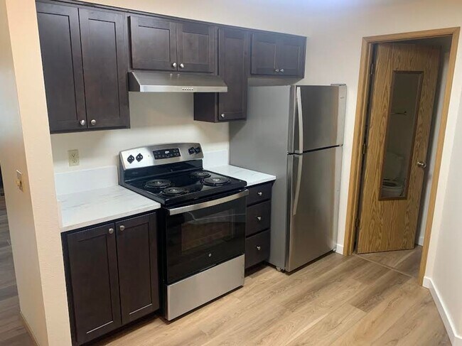 Building Photo - Recently Renovated Raleigh Hills Townhouse