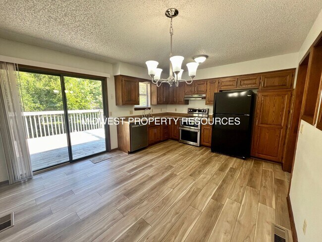 Foto del edificio - Freshly Updated 3 Bedroom Duplex