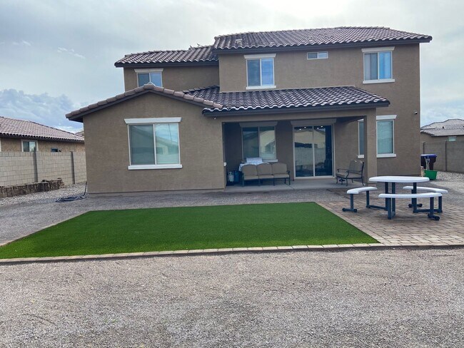 Foto del edificio - STUNNING 6 BEDROOM 3.5 BATH HOME WITH LOFT...