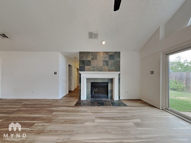Foto del edificio - 951 Freshwood Ct