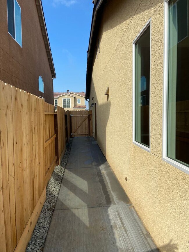 Foto del edificio - 4 Bedroom home located in Northside Visalia! Available Soon!