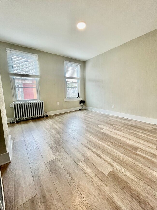 Building Photo - 2 Bedroom 2 Bath Available Now