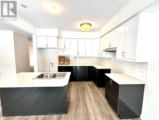 Building Photo - 3028 Sandy Acrs Ave