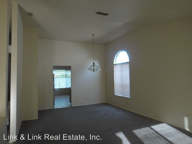 Building Photo - 377 Marna Dr