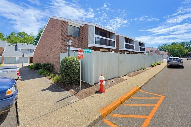 Building Photo - 167 Greenbrook Dr