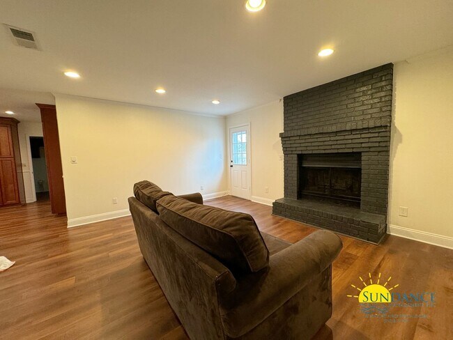 Building Photo - Beautiful home in a great sidewalk lined n...