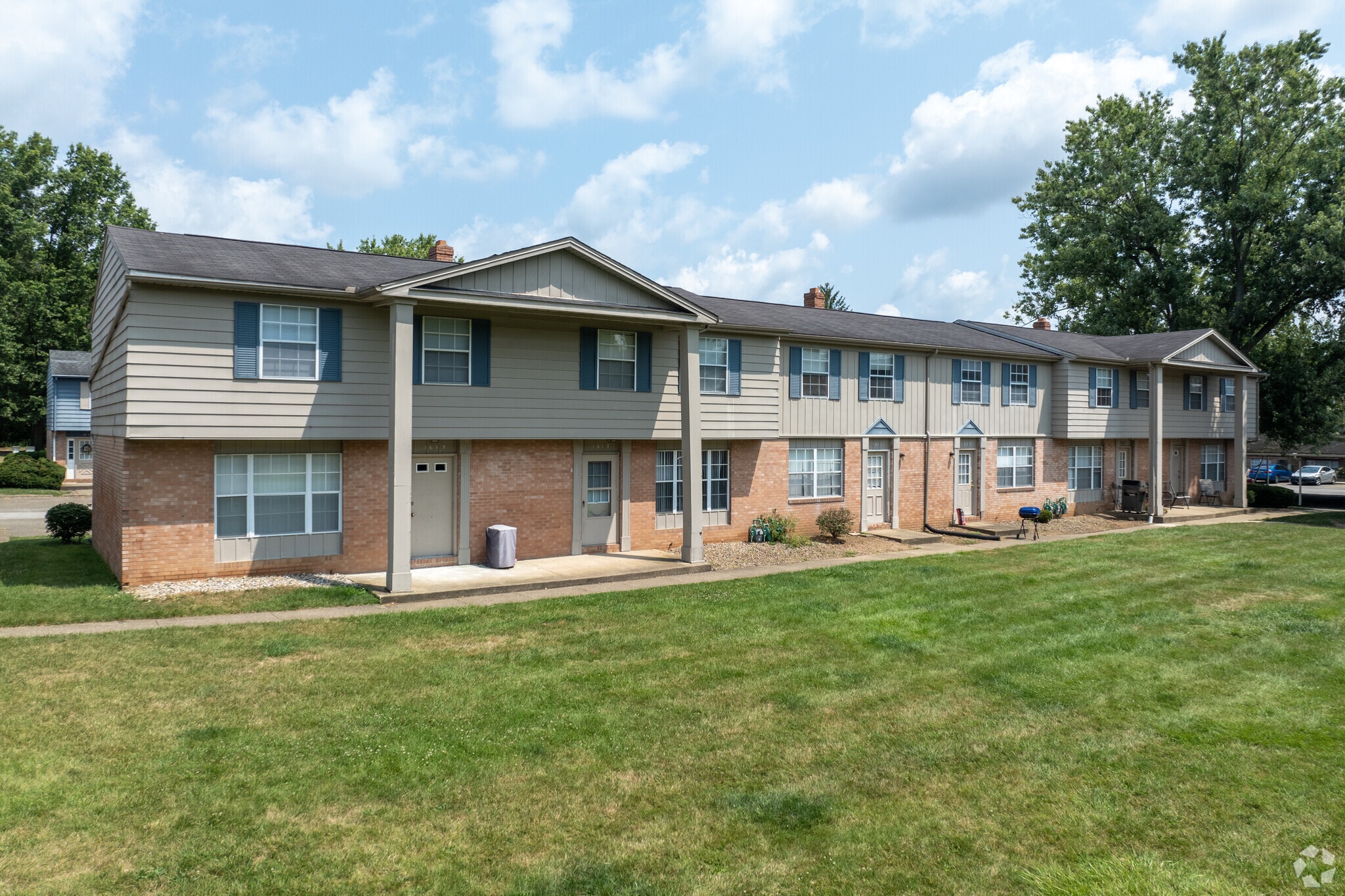 Four Seasons Apartments and Townhomes – photo 2