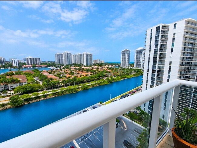 Foto del edificio - 3675 N Country Club Dr