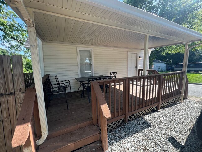 Building Photo - Charming 2-bedroom, 1-bath home on a corne...
