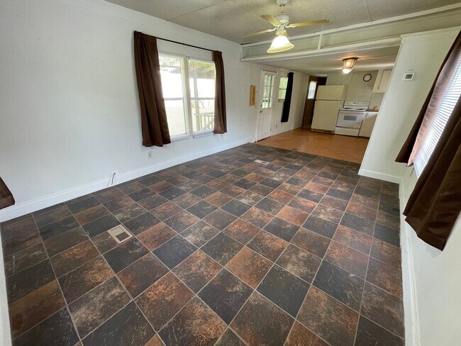 Building Photo - Two bedroom mobile home in peaceful countr...
