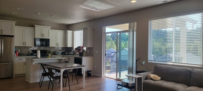 Building Photo - NW Corvallis, newer-construction home
