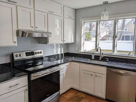 Newly remodeled kitchen leads out to the backyard for easy indoor/outdoor dining - 166 Arundel Ave