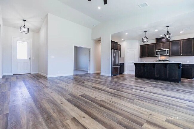 Foto del edificio - Charming 4-Bedroom Home with Modern Upgrad...