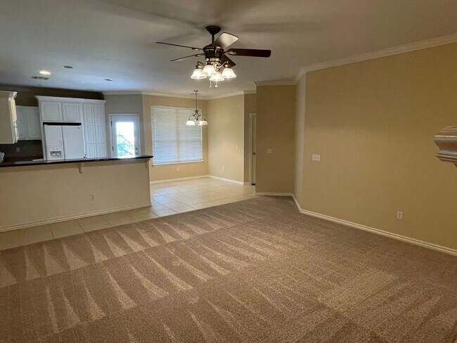 Building Photo - 3 Bed, 2 Bath in Surrey Hills of Yukon
