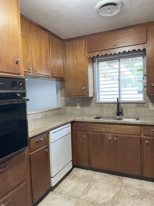 Building Photo - 1305 Peterson Dr