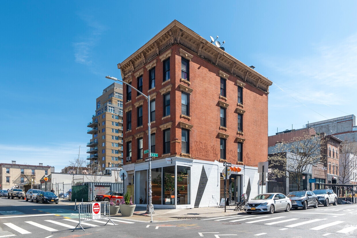 Primary Photo - 143 Berry St