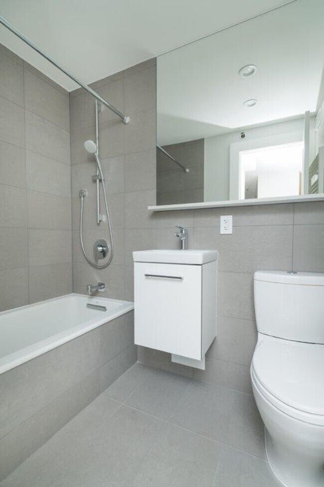 Foto del edificio - Beautiful 1 bed renovated unit near Carson Beach with move in specials!