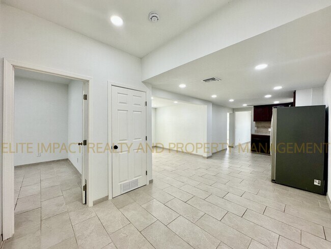 Building Photo - 3921 E Blacklidge Dr