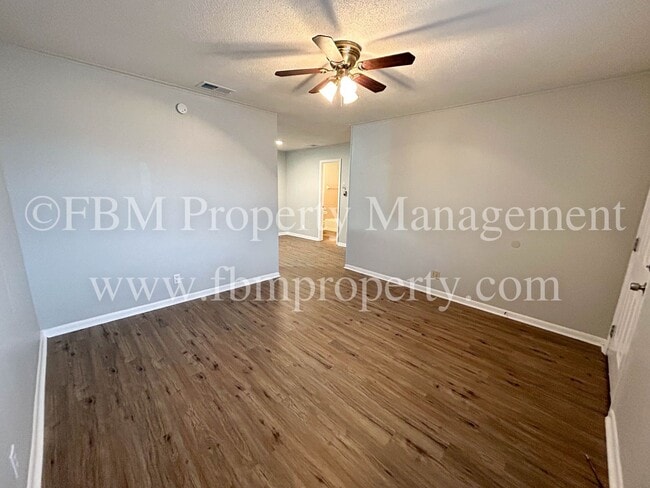 Foto del edificio - 330 W College St