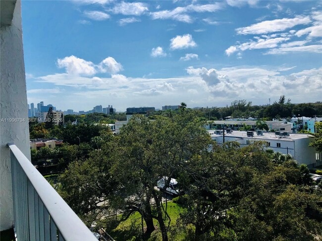 Foto del edificio - 650 NE 64th St