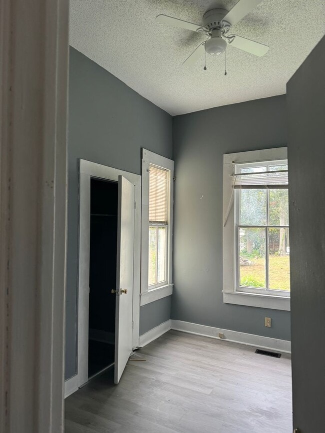 Building Photo - Victorian Home