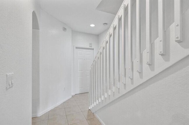 Building Photo - 2613 SW 83rd Ter