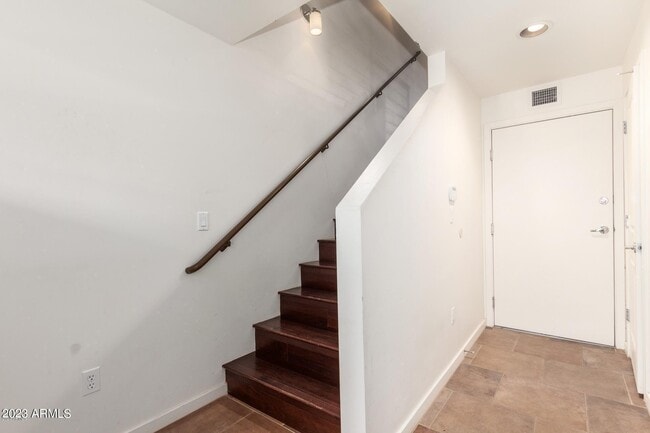 Building Photo - 525 W Lakeside Dr