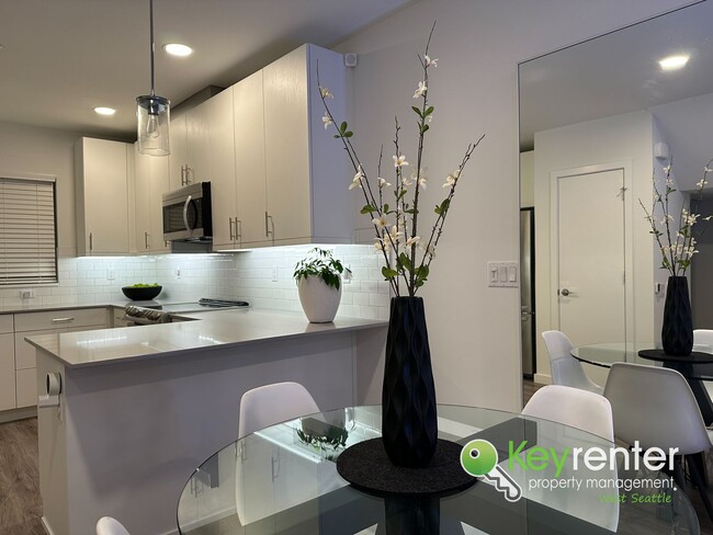 Building Photo - 4 Bedroom Seattle Townhome with Parking and Modern Finishes