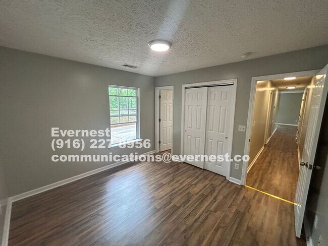 Foto del edificio - Charming 4-Bedroom Home with Modern Amenit...