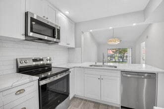 Building Photo - 6649 Somerset Dr