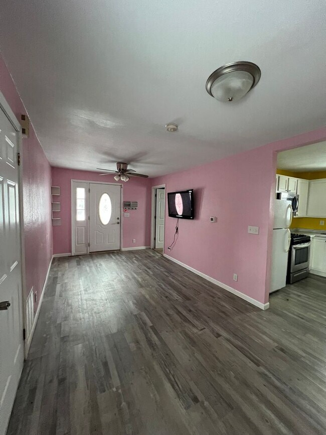 Foto del edificio - Beautiful 2 Bedroom 1.5 Bathroom Home