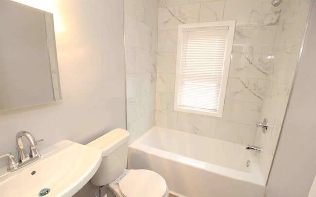 Building Photo - 19363 Rosemont Ave