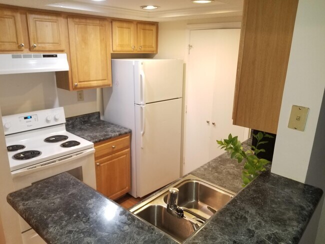 Building Photo - 2050 Chastain Park Ct NE