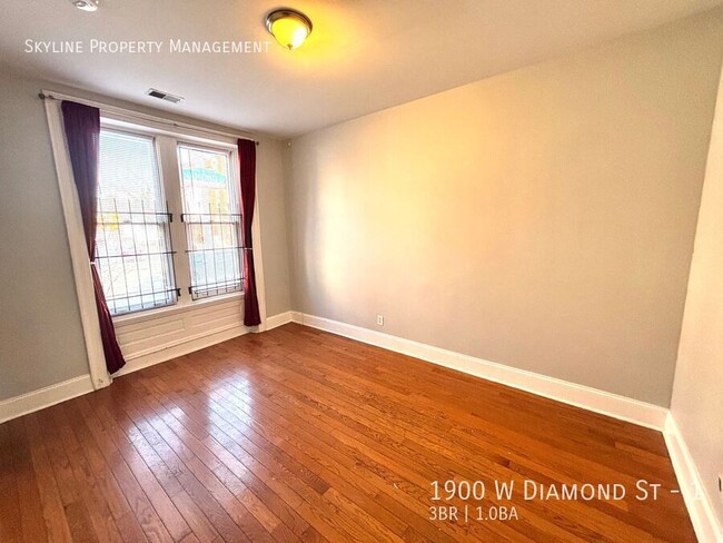 Building Photo - Charming 3 Bedroom Apartment W/ Backyard F...