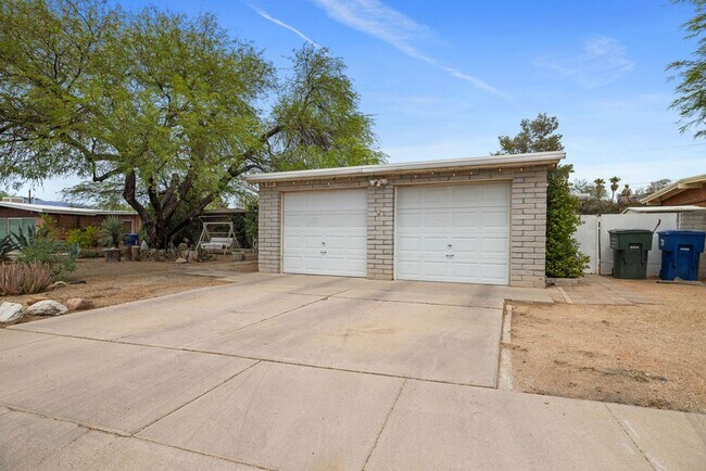 Building Photo - Eastside 4 Bedroom Home with Pool