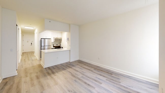 Interior Photo - 10 Hanover Square