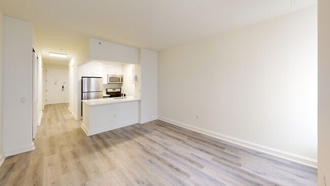 Interior Photo - 10 Hanover Square