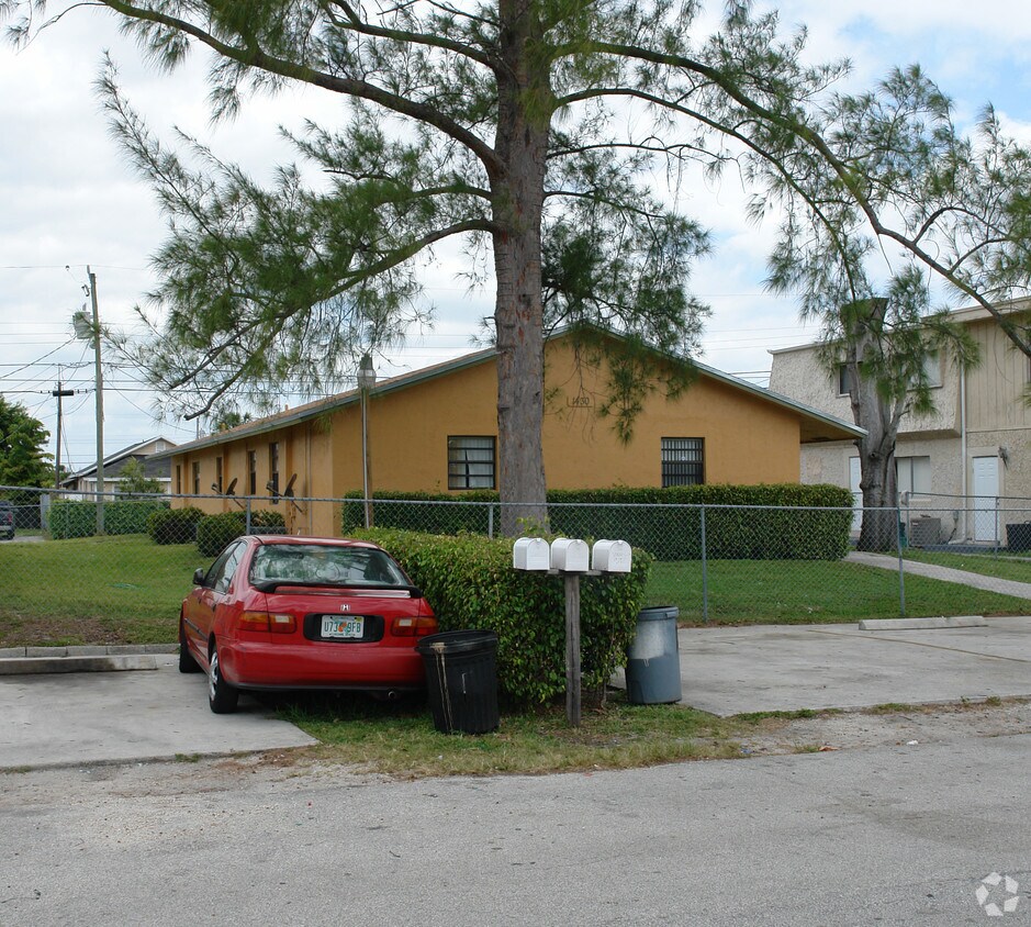 Building Photo - 1430-1440 SW 43rd Way