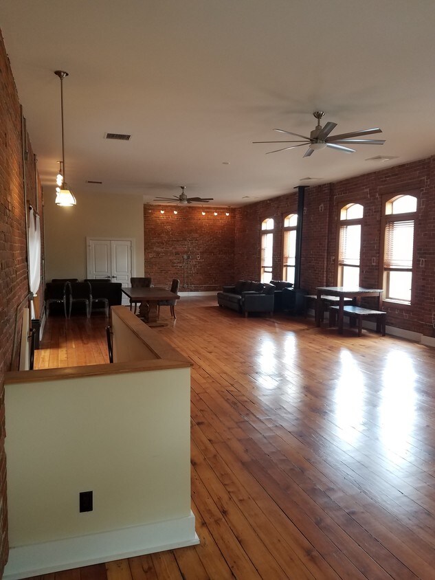 Foto principal - 204 N Neil St