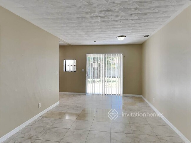 Building Photo - 2421 N 59th Terrace
