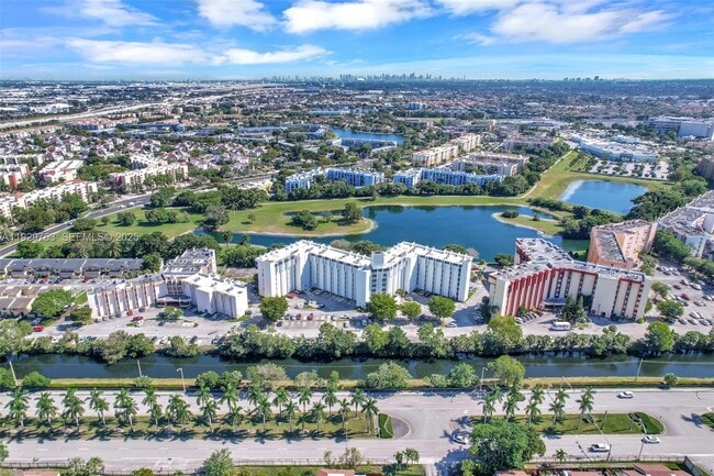 Foto del edificio - 9682 Fontainebleau Blvd