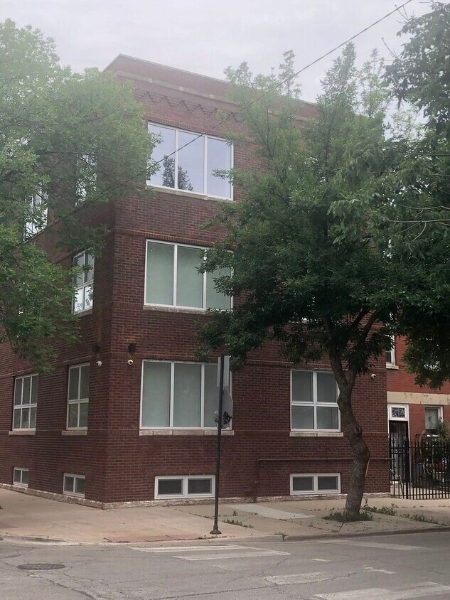 Primary Photo - 2202 W Race Ave